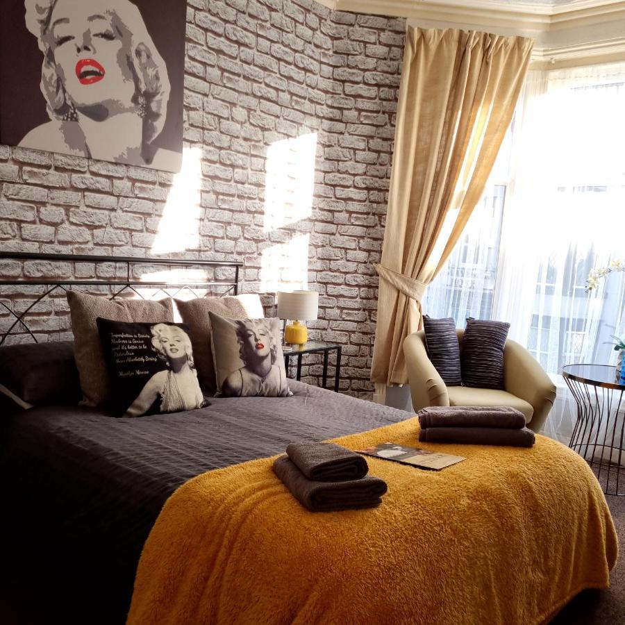 Lynbar Hotel - Blackpool — Photos 1